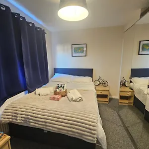 Homestay Double Bedroom Located Close To Manchester Airport, Wythenshawe