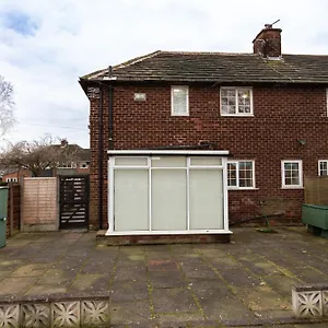 Holiday home 3br In The Heart Of Cheadle, Baguley
